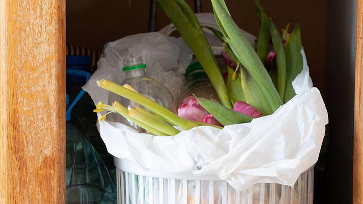 Tüm Türkiye bu detayı atlamış! Çöp poşetini böyle takarsanız asla kaymıyor