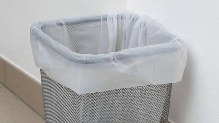 Tüm Türkiye bu detayı atlamış! Çöp poşetini böyle takarsanız asla kaymıyor