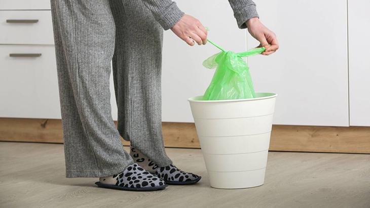 Tüm Türkiye bu detayı atlamış! Çöp poşetini böyle takarsanız asla kaymıyor