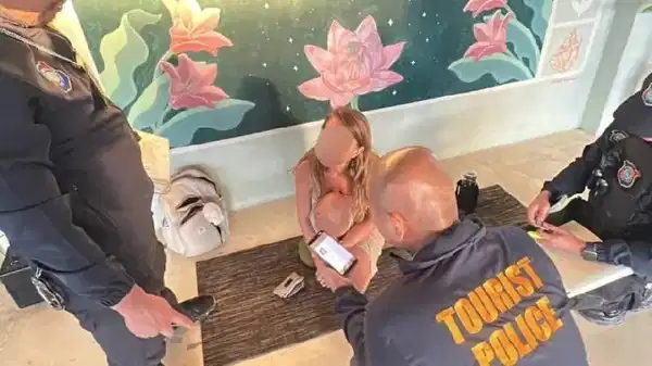 Turistik adadaki 'ileri düzey seks teknikleri' dersine gözaltı! 1 Turistik adadaki 'ileri düzey seks teknikleri' dersine gözaltı!