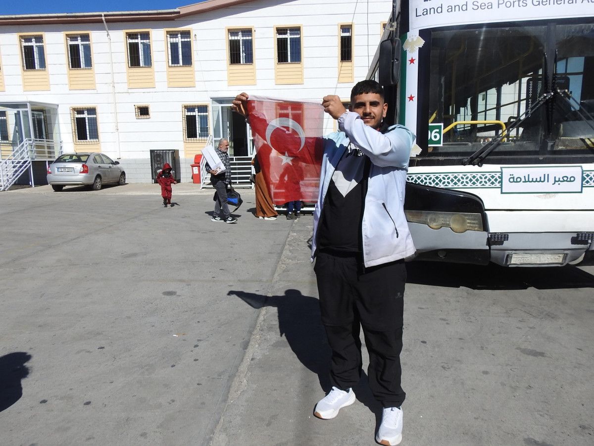 Türkiye'de Büyüyen Suriyeli Genç, Ülkesiyle Bağlarını Türk Bayrağıyla Yeniledi 1 Türkiye'de Büyüyen Suriyeli Genç, Ülkesiyle Bağlarını Türk Bayrağıyla Yeniledi