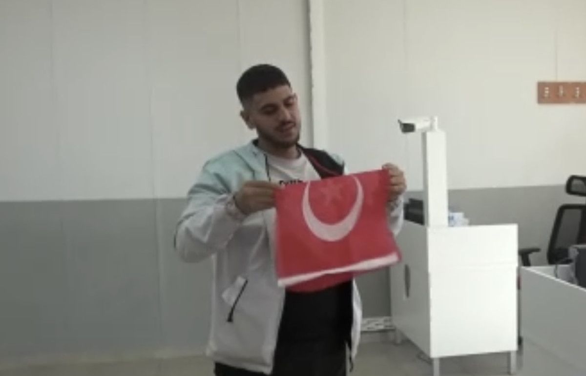 Türkiye'de Büyüyen Suriyeli Genç, Ülkesiyle Bağlarını Türk Bayrağıyla Yeniledi 2 Türkiye'de Büyüyen Suriyeli Genç, Ülkesiyle Bağlarını Türk Bayrağıyla Yeniledi