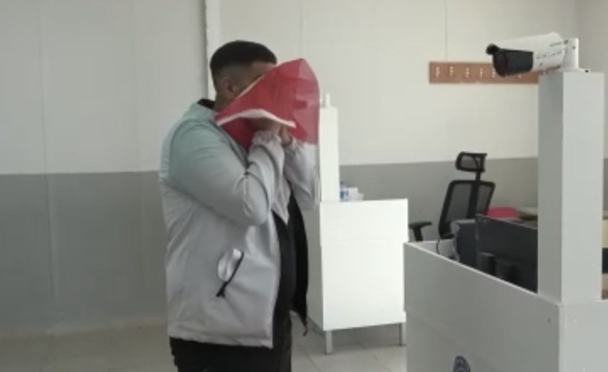 Türkiye'de Büyüyen Suriyeli Genç, Ülkesiyle Bağlarını Türk Bayrağıyla Yeniledi 3 Türkiye'de Büyüyen Suriyeli Genç, Ülkesiyle Bağlarını Türk Bayrağıyla Yeniledi