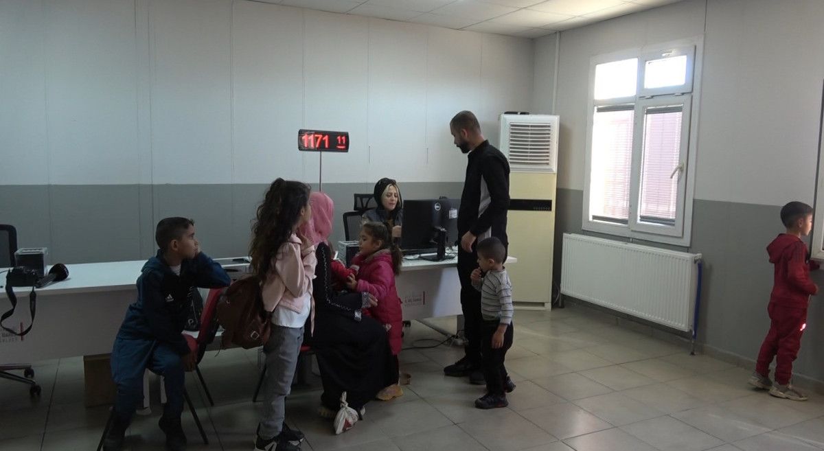 Türkiye'de Büyüyen Suriyeli Genç, Ülkesiyle Bağlarını Türk Bayrağıyla Yeniledi 4 Türkiye'de Büyüyen Suriyeli Genç, Ülkesiyle Bağlarını Türk Bayrağıyla Yeniledi