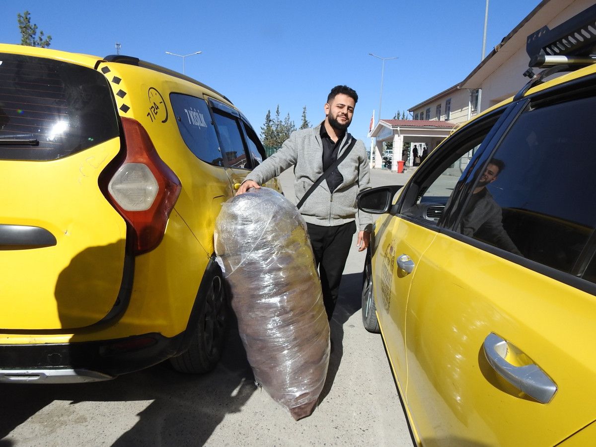 Türkiye'de Büyüyen Suriyeli Genç, Ülkesiyle Bağlarını Türk Bayrağıyla Yeniledi 6 Türkiye'de Büyüyen Suriyeli Genç, Ülkesiyle Bağlarını Türk Bayrağıyla Yeniledi