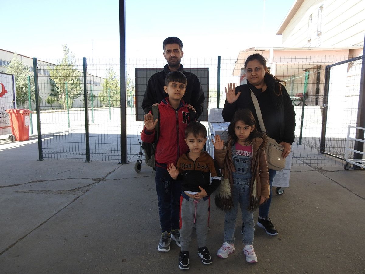 Türkiye'de Büyüyen Suriyeli Genç, Ülkesiyle Bağlarını Türk Bayrağıyla Yeniledi 7 Türkiye'de Büyüyen Suriyeli Genç, Ülkesiyle Bağlarını Türk Bayrağıyla Yeniledi