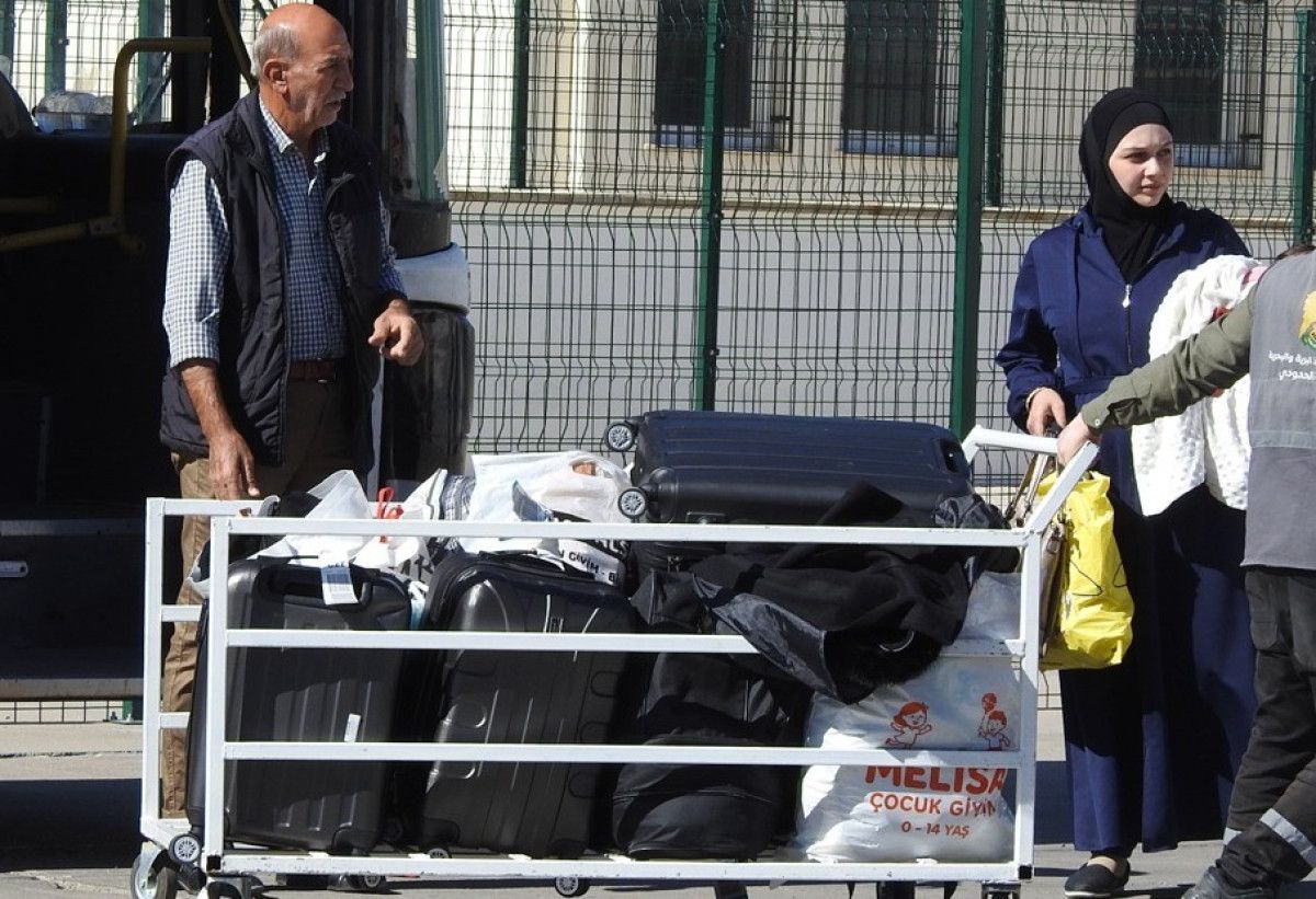 Türkiye'de Büyüyen Suriyeli Genç, Ülkesiyle Bağlarını Türk Bayrağıyla Yeniledi 8 Türkiye'de Büyüyen Suriyeli Genç, Ülkesiyle Bağlarını Türk Bayrağıyla Yeniledi