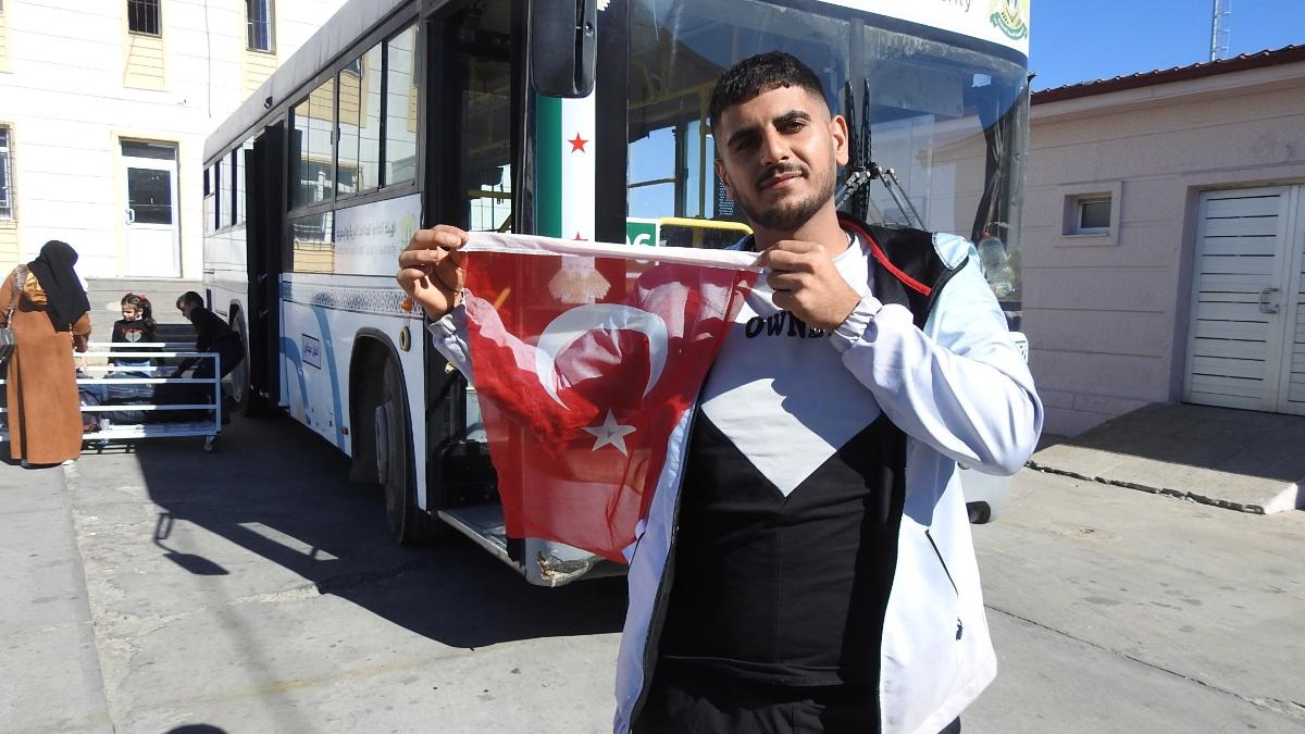 Türkiye’de Büyüyen Suriyeli Genç, Ülkesiyle Bağlarını Türk Bayrağıyla Yeniledi