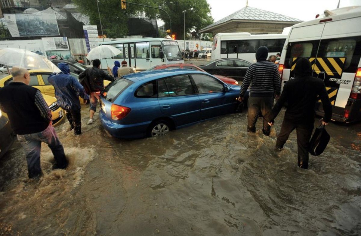 Türkiye'de Yağışlar Batı ve İç Bölgeleri Sarmalıyor: Sıcaklıklar Düşüşe Geçecek!
