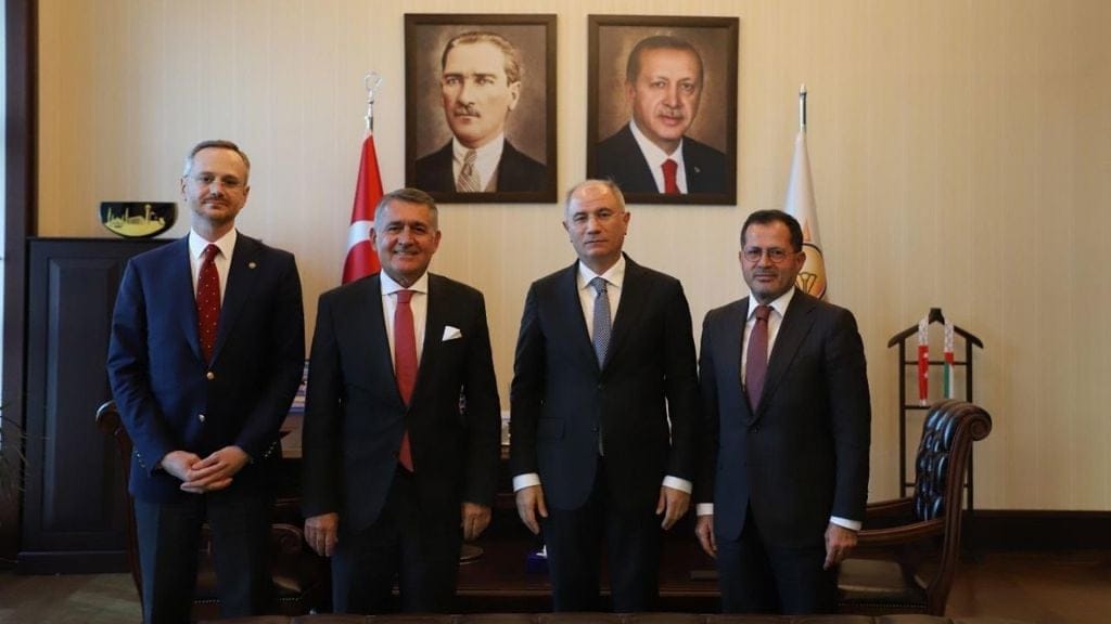 TÜSİAD'dan Özgür Özel ve AKP'li Alaya Unutulmaz Ziyaret! 1 TÜSİAD'dan Özgür Özel ve AKP'li Alaya Unutulmaz Ziyaret!