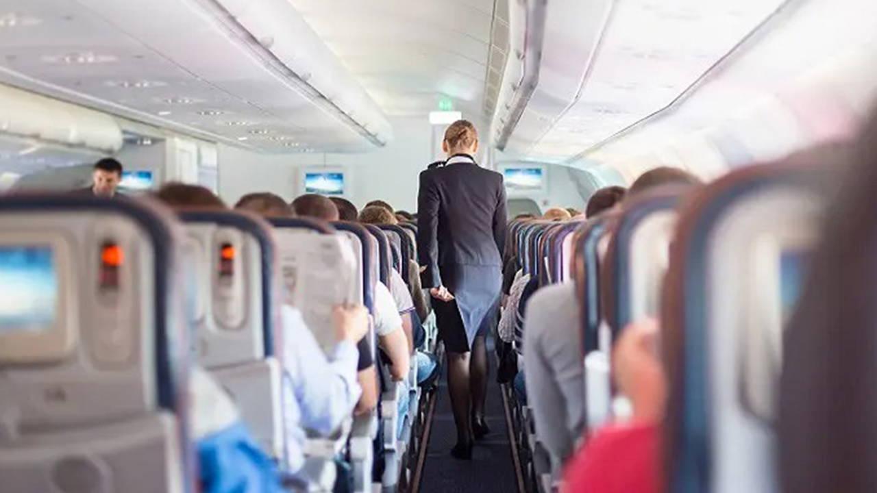 Uçuş esnasında 12 şişe votka içen kabin memuru hastaneye kaldırıldı