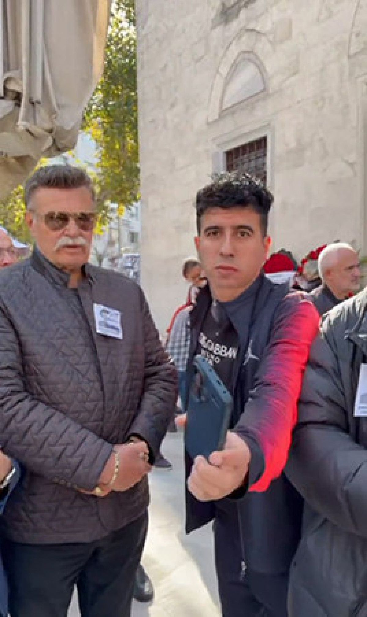 Uğur Dündar, Cenaze Töreninde Fotoğraf Çektirenlere Sert Tepki Gösterdi