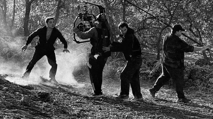 Uzak Şehir setinden paylaştı! Atakan Özkaya'nın karelerine beğeni yağmuru 2 Uzak Şehir setinden paylaştı! Atakan Özkaya'nın karelerine beğeni yağmuru