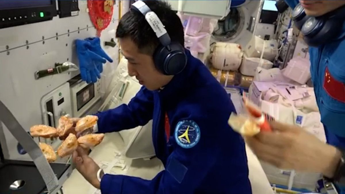 Uzayda İlk Defa Çinli Taykonotlar Izgara Et ve Tavuk Pişirdi