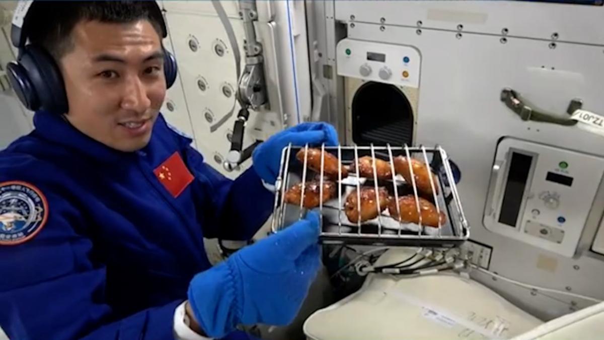 Uzayda İlk Defa Çinli Taykonotlar Izgara Et ve Tavuk Pişirdi