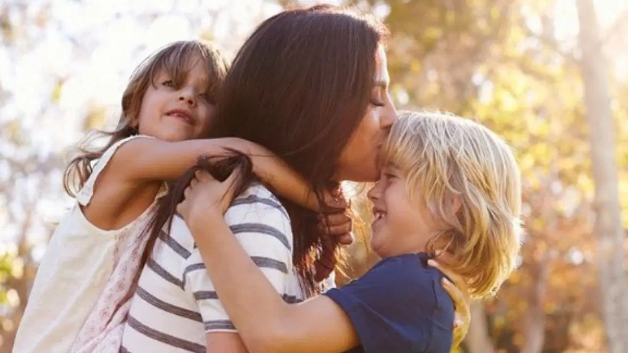 Uzmanlardan dikkat çeken ihtar: Ebeveynler istemeden ayrım yapıyor