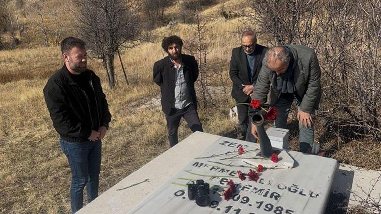Van depreminde hayatını kaybeden DHA muhabiri Cem Emir, mezarı başında anıldı