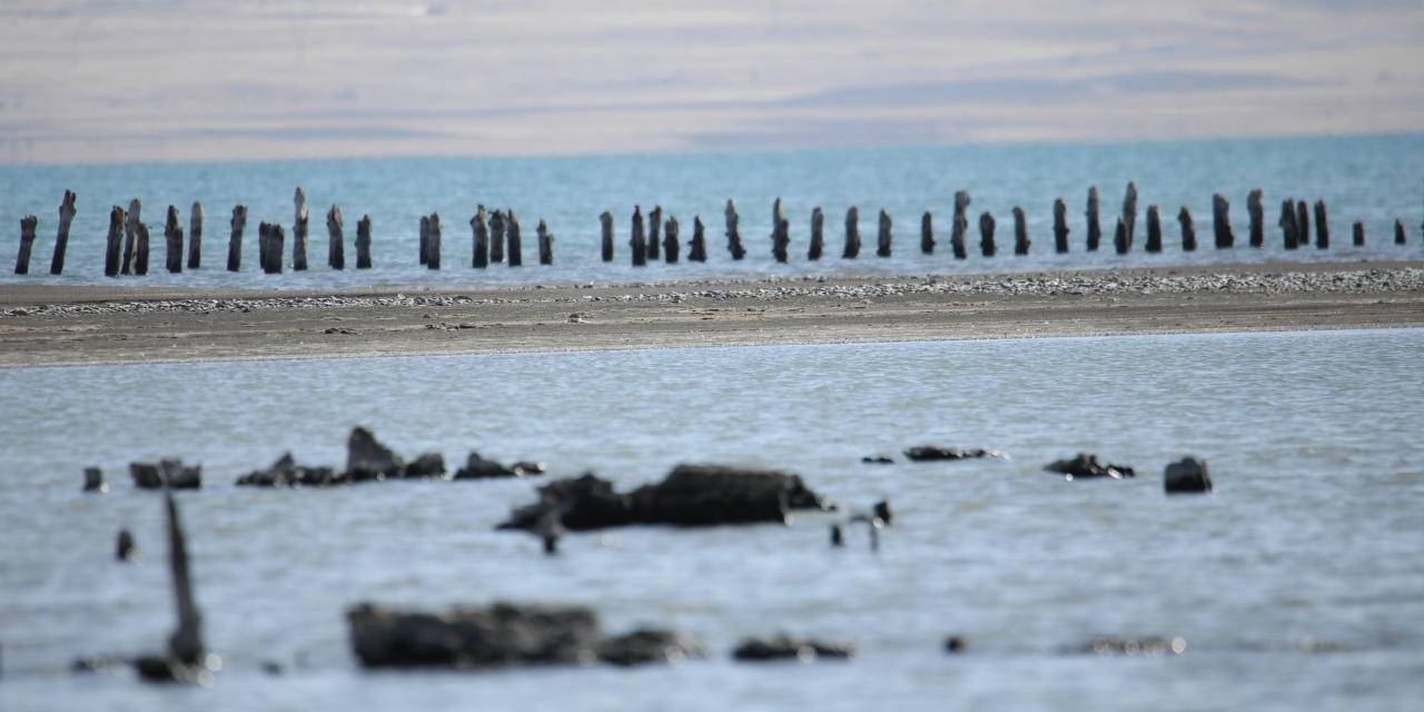 Van Gölü'nde Su Seviyesi Düşerken: Tarihin Gizli Hazinesi, Asırlık İskelemiz Ortaya Çıktı 1 Van Gölü'nde Su Seviyesi Düşerken: Tarihin Gizli Hazinesi, Asırlık İskelemiz Ortaya Çıktı