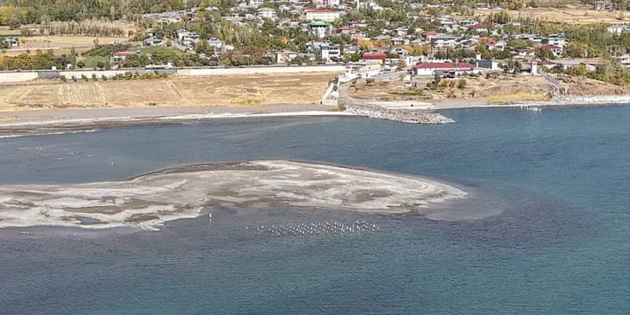 Van Gölü'nde Su Seviyesi Düşerken: Tarihin Gizli Hazinesi, Asırlık İskelemiz Ortaya Çıktı 2 Van Gölü'nde Su Seviyesi Düşerken: Tarihin Gizli Hazinesi, Asırlık İskelemiz Ortaya Çıktı
