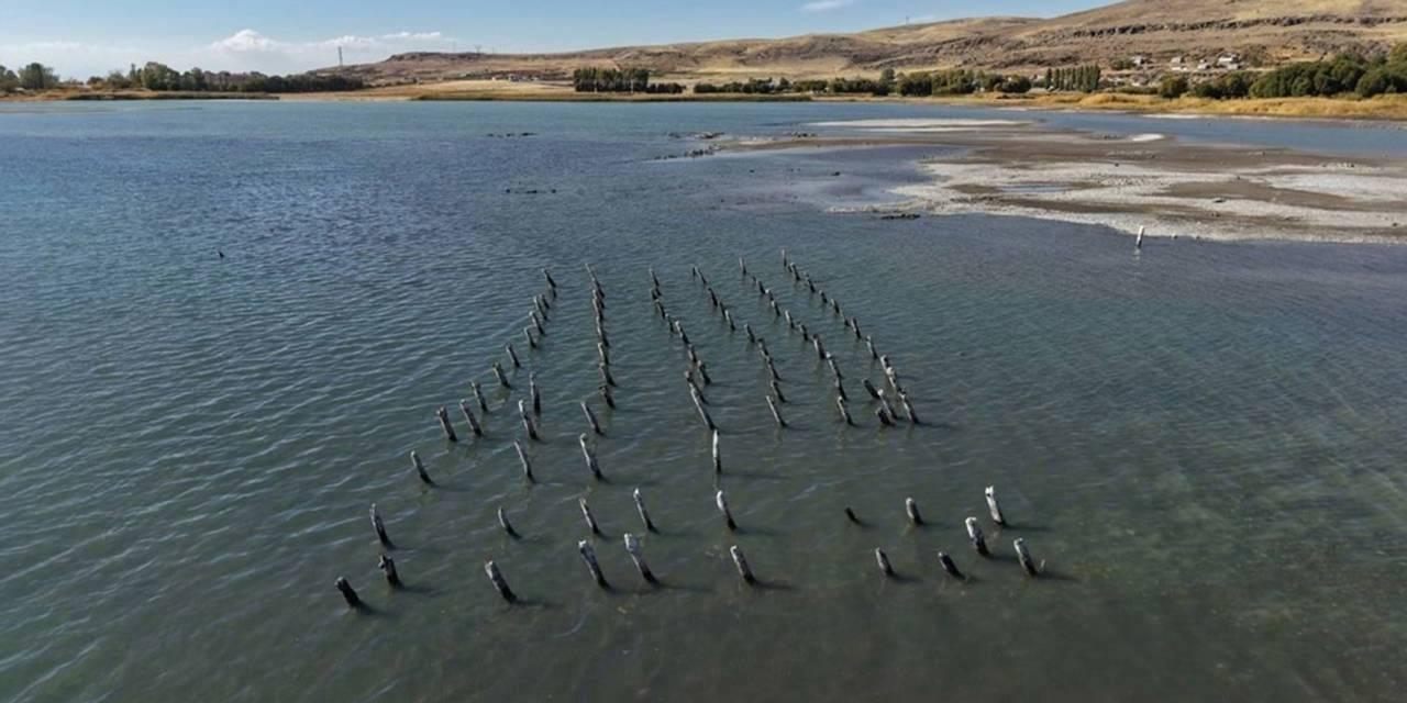 Van Gölü’nde Su Seviyesi Düşerken: Tarihin Gizli Hazinesi, Asırlık İskelemiz Ortaya Çıktı