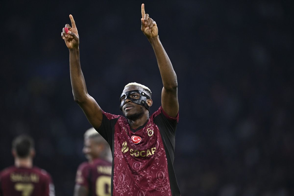 Victor Osimhen'den Ajax'a Karşı Muazzam Hat-Trick: Futbol Şöleni! 1 Victor Osimhen'den Ajax'a Karşı Muazzam Hat-Trick: Futbol Şöleni!