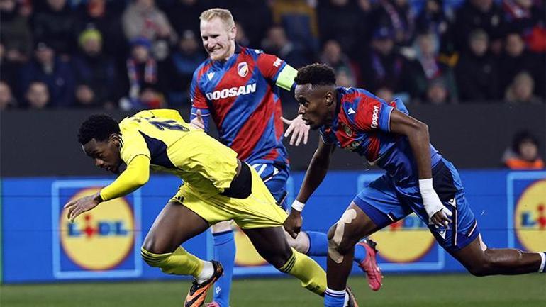 Viktoria Plzen maçında Fenerbahçe'den hakeme penaltı isyanı! 3 yıl önce aynı hatayı yaptığı ortaya çıktı 1 Viktoria Plzen maçında Fenerbahçe'den hakeme penaltı isyanı! 3 yıl önce aynı hatayı yaptığı ortaya çıktı