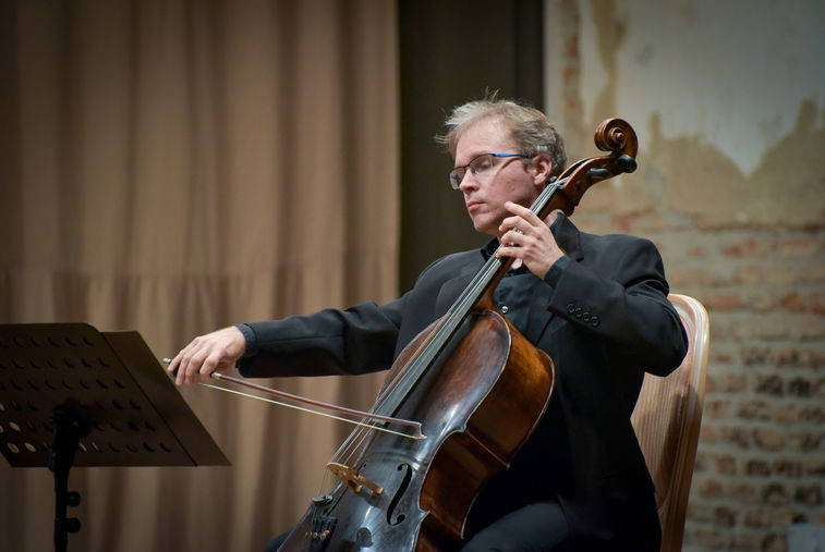 Viyolonsel ile Sonlar Ötesinde