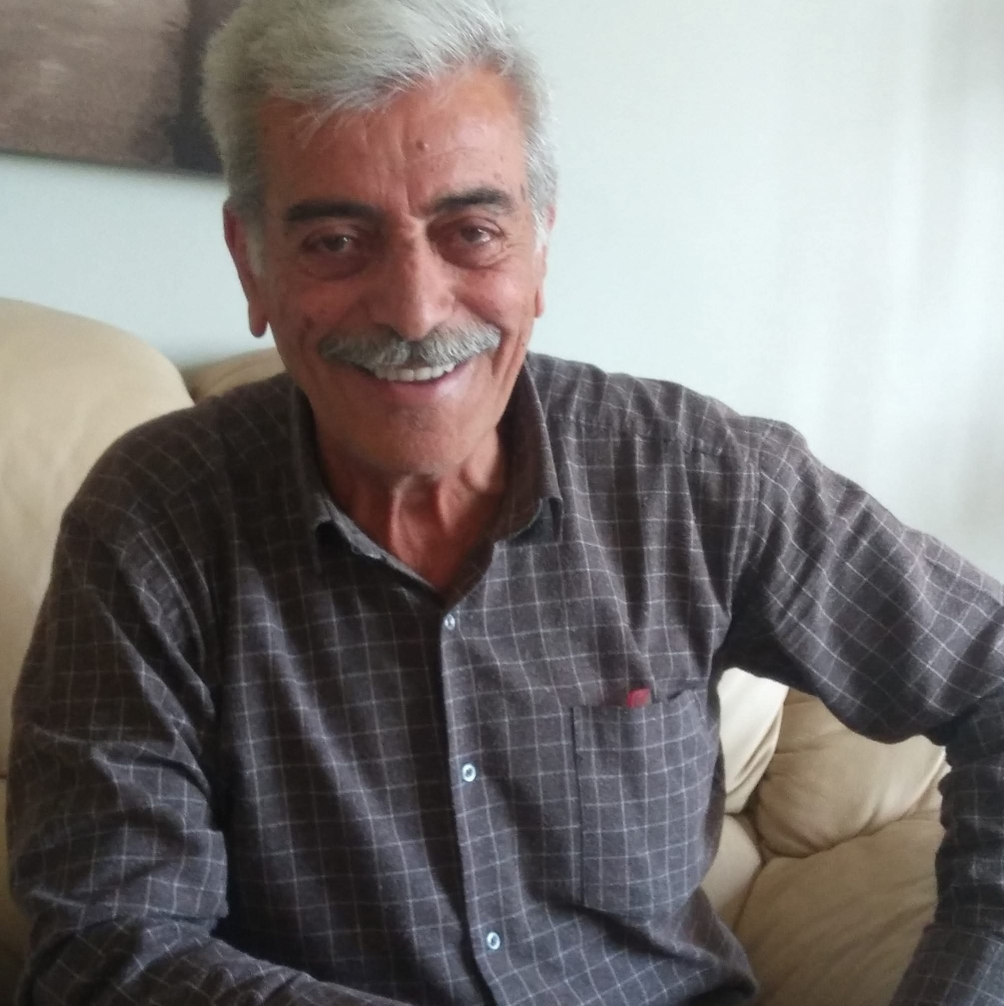 Yalnızlığın Karanlık Yüzü: 7 Yıldır Minibüste Hayat Savaşını Veren Adamın Acı Hikayesi 1 Yalnızlığın Karanlık Yüzü: 7 Yıldır Minibüste Hayat Savaşını Veren Adamın Acı Hikayesi