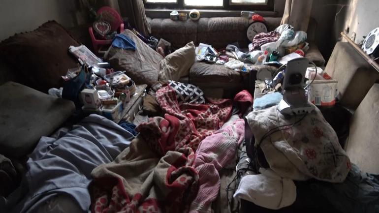 Yaşlı adamın evinde şaşkına çeviren manzara! 2 kamyon çöp çıkarıldı 1 Yaşlı adamın evinde şaşkına çeviren manzara! 2 kamyon çöp çıkarıldı