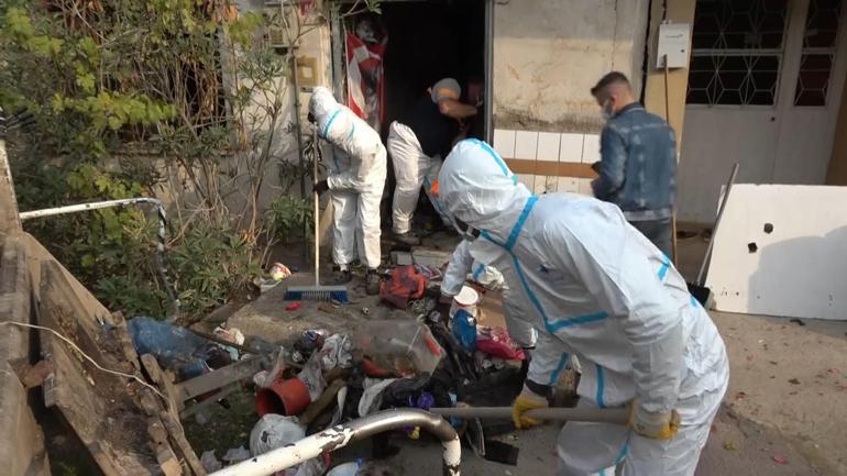 Yaşlı adamın evinde şaşkına çeviren manzara! 2 kamyon çöp çıkarıldı 2 Yaşlı adamın evinde şaşkına çeviren manzara! 2 kamyon çöp çıkarıldı