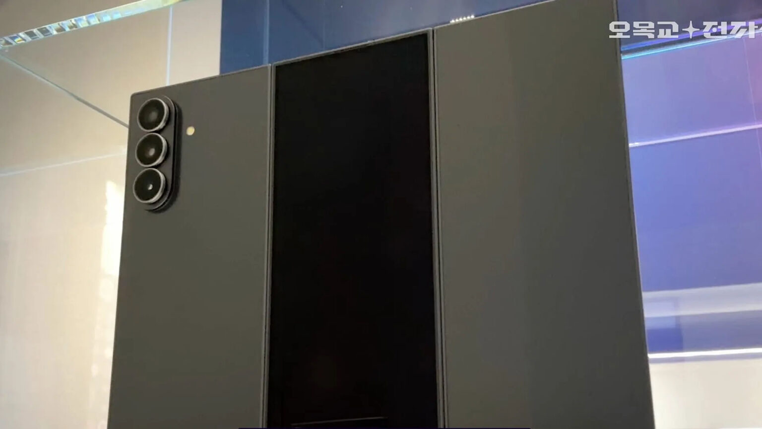 Yeni Samsung Galaxy Z TriFold Görselleriyle Tanışın: Katlanabilir Teknoloji Devrimi! 4 Yeni Samsung Galaxy Z TriFold Görselleriyle Tanışın: Katlanabilir Teknoloji Devrimi!