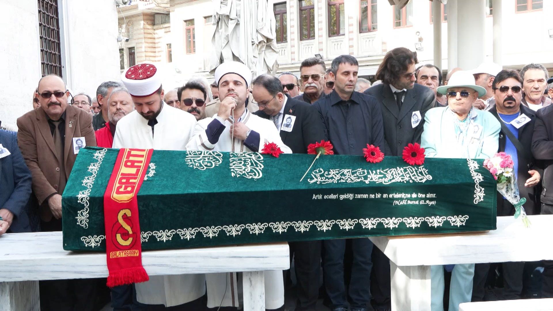 Yeşilçam Efsanesine Veda: Cenazede Duygulandıran ve Tepki Çeken Anlar! 2 Yeşilçam Efsanesine Veda: Cenazede Duygulandıran ve Tepki Çeken Anlar!