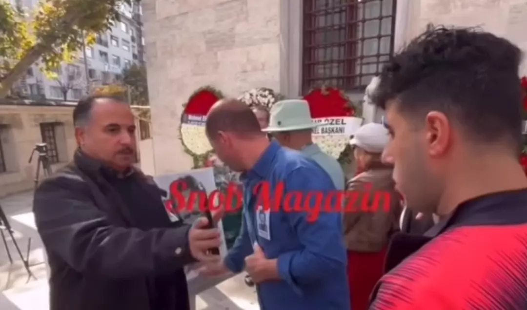 Yeşilçam Efsanesine Veda: Cenazede Duygulandıran ve Tepki Çeken Anlar! 3 Yeşilçam Efsanesine Veda: Cenazede Duygulandıran ve Tepki Çeken Anlar!