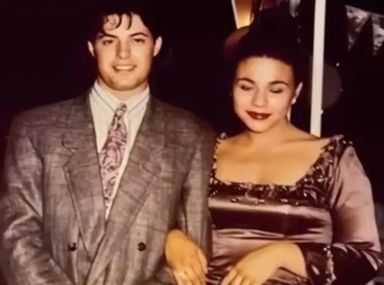 Yeşim Ceren Bozoğlu, 30 yıl sonra çocukluk aşkına kavuştu 1 Yeşim Ceren Bozoğlu, 30 yıl sonra çocukluk aşkına kavuştu