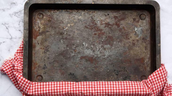 Yıllanmış tepsi kirlerini tek hamlede silin: Sihir gibi temizleme yöntemi 1 Yıllanmış tepsi kirlerini tek hamlede silin: Sihir gibi temizleme yöntemi