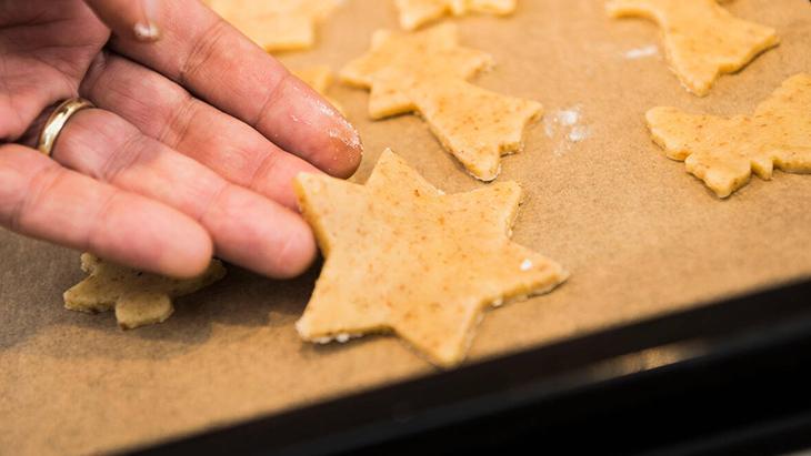Yıllanmış tepsi kirlerini tek hamlede silin: Sihir gibi temizleme yöntemi 2 Yıllanmış tepsi kirlerini tek hamlede silin: Sihir gibi temizleme yöntemi