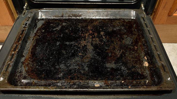 Yıllanmış tepsi kirlerini tek hamlede silin: Sihir gibi temizleme yöntemi 3 Yıllanmış tepsi kirlerini tek hamlede silin: Sihir gibi temizleme yöntemi