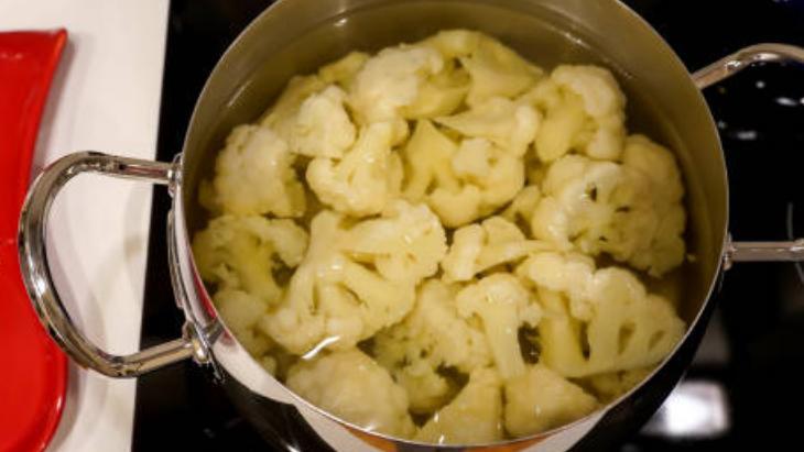 Yıllardır karnabahar haşlayanlar hata yapmış! Tüm tadını kaybediyor: Düz kesip fırınlayın 2 Yıllardır karnabahar haşlayanlar hata yapmış! Tüm tadını kaybediyor: Düz kesip fırınlayın