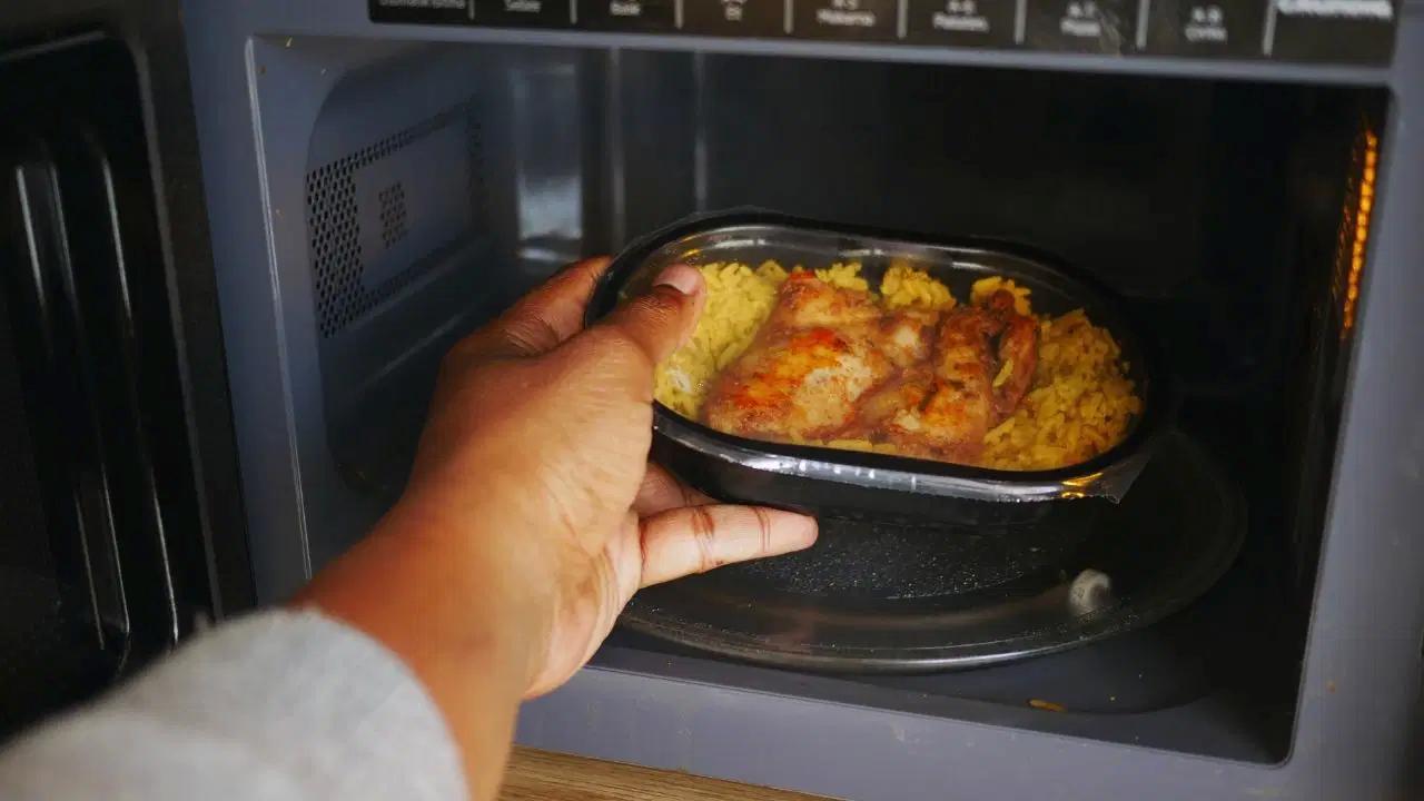 Yiyecekleri mikrodalgada pişirmek besin bedellerini kaybetmesine neden olur mu?