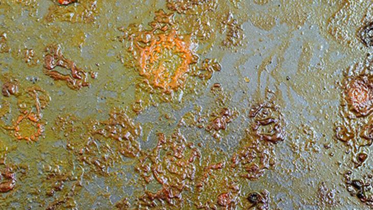 Yukardan aşağıya temizlemek gerekiyor! Yağlar dolap kapağına uğramadan akıp gidecek