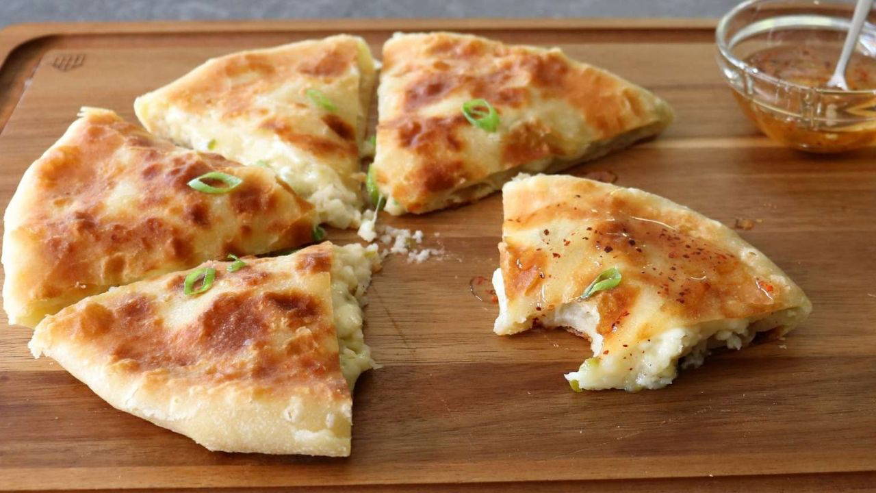 Yumuşacık hamuruyla kahvaltı sofralarına çok yakışan lezzet: Patatesli kaşarlı bazlama tanımı