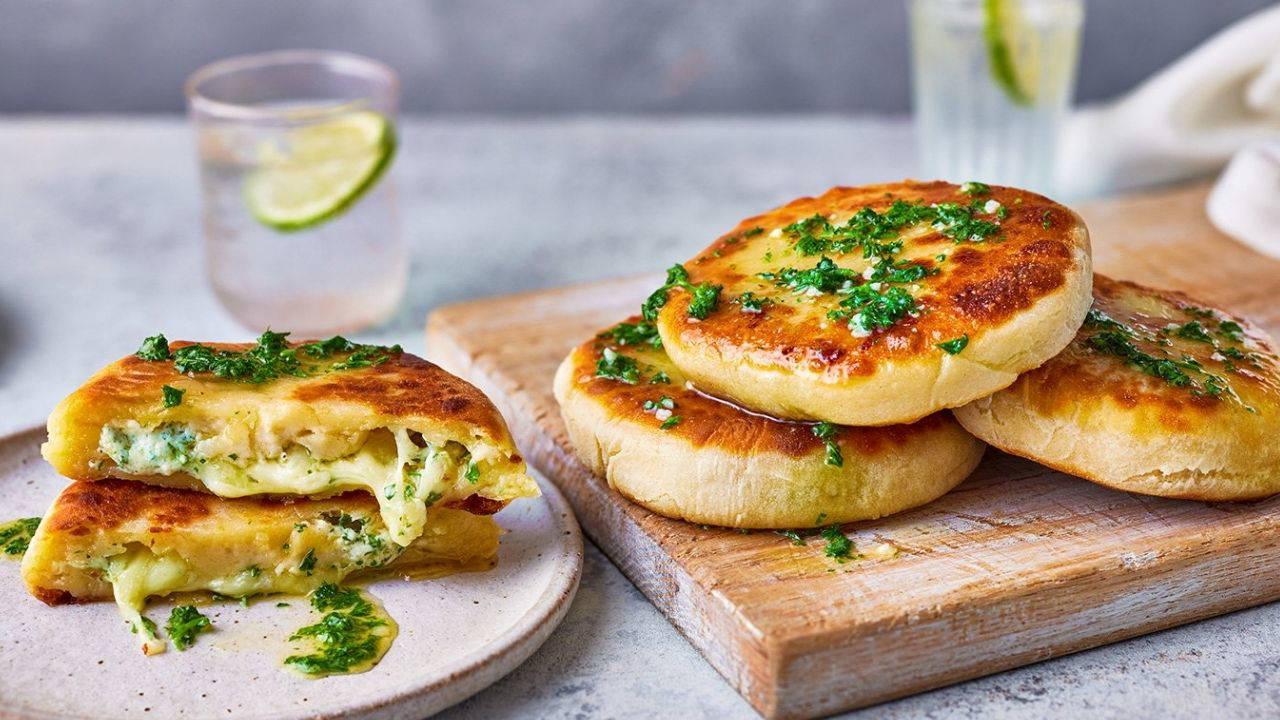 Yumuşacık hamuruyla kahvaltı sofralarına çok yakışan lezzet: Patatesli kaşarlı bazlama tanımı