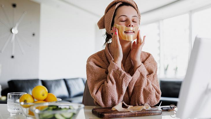 Yüzünüze botoks etkisi veren malzeme! Evde hazırlayın, cam gibi cilt