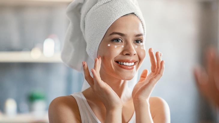 Yüzünüze botoks etkisi veren malzeme! Evde hazırlayın, cam gibi cilt