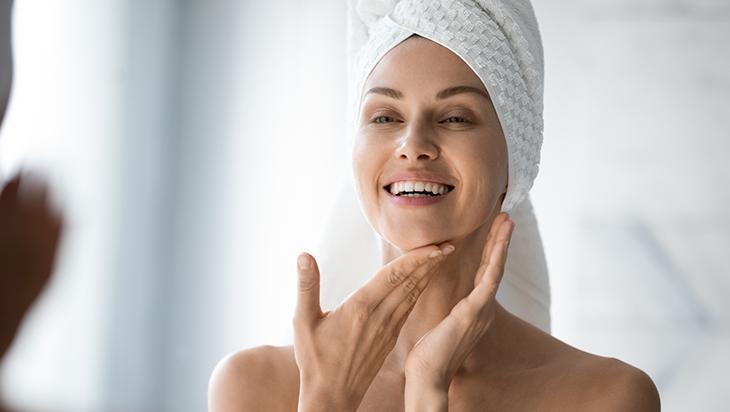 Yüzünüze botoks etkisi veren malzeme! Evde hazırlayın, cam gibi cilt