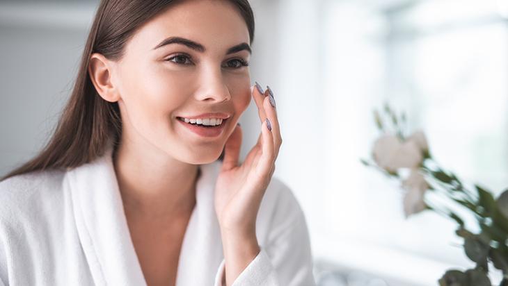 Yüzünüze botoks etkisi veren malzeme! Evde hazırlayın, cam gibi cilt