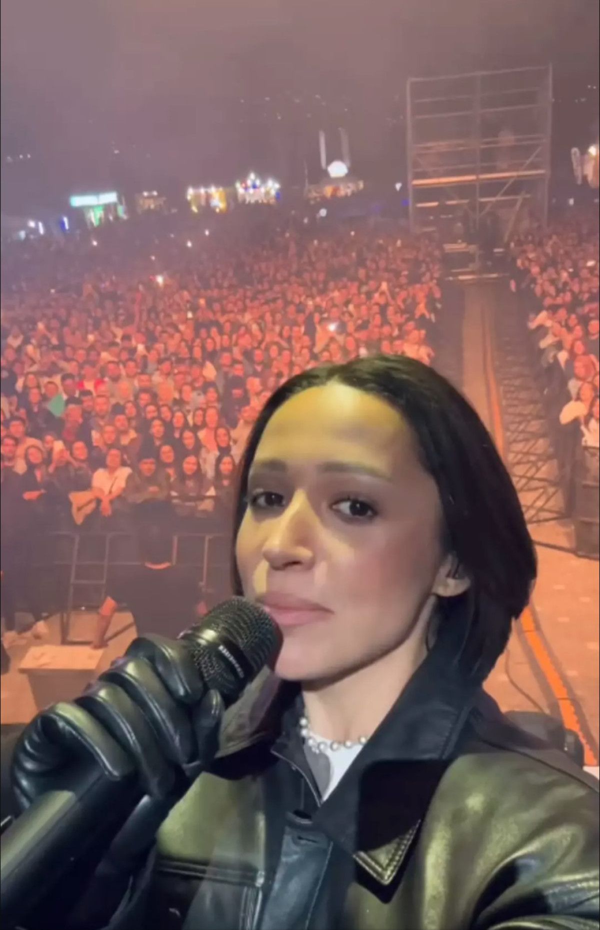 Zeynep Bastık, Konserinde Hayranına Sert Çıkış Yaptı!