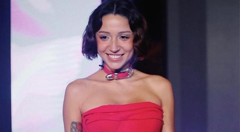 Zeynep Bastık sahnede çileden çıktı: Bu sevgi gösterisi değil