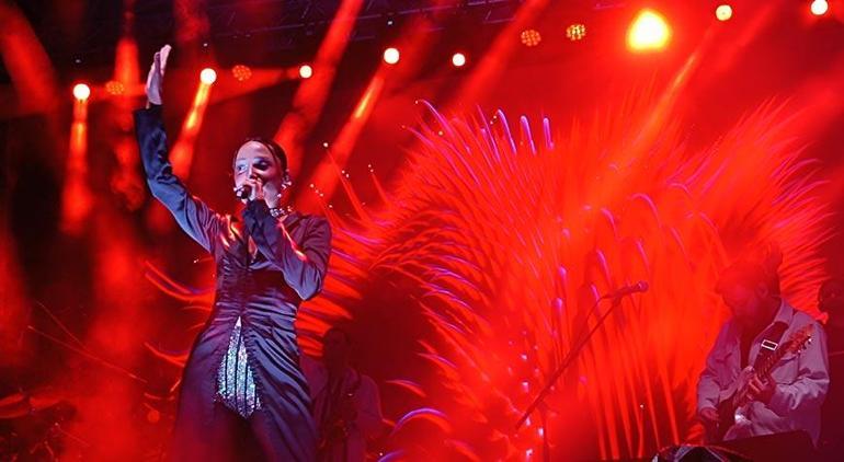 Zeynep Bastık sahnede çileden çıktı: Bu sevgi gösterisi değil