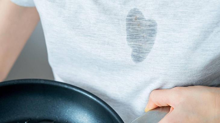 Zeytinyağı lekesini üste çıkarıyor! 1 kaşık bebek pudrası yeter, yoksa nişasta kullanın